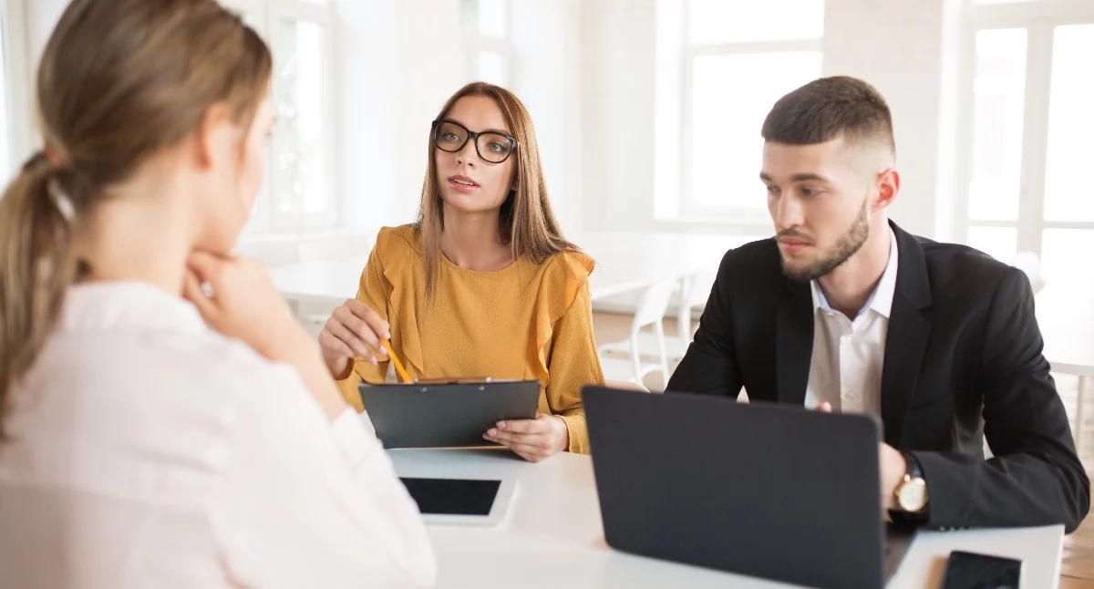 W jaki sposób agencje pośrednictwa pracy wspierają przedsiębiorców z różnych branż?