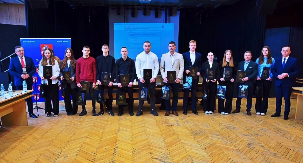 Sportowcy z powiatu bialskiego uhonorowani. Wręczenie stypendiów sportowych podczas ostatniej sesji Rady Powiatu Bialskiego