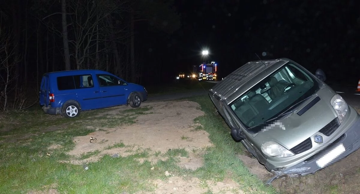 Niebezpieczne wyprzedzanie na DK-2 w Sycynie zakończone zderzeniem dwóch aut! Pasażerka trafiła do szpitala
