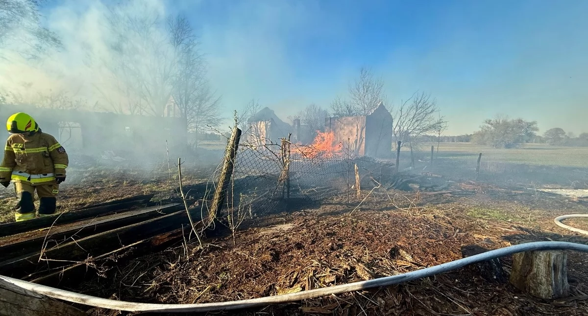 Groźny pożar w gminie Sosnówka! Kilkudziesięciu strażaków gasiło budynki gospodarcze