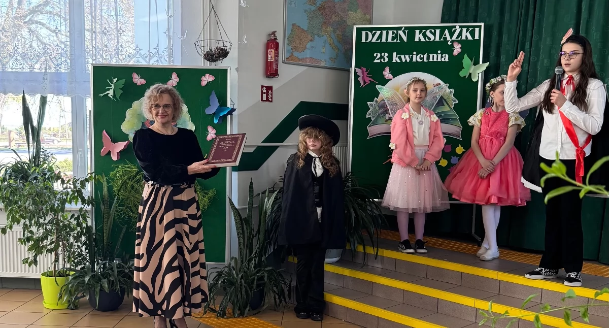 Pierwszoklasiści z Zalesia oficjalnie czytelnikami szkolnej biblioteki