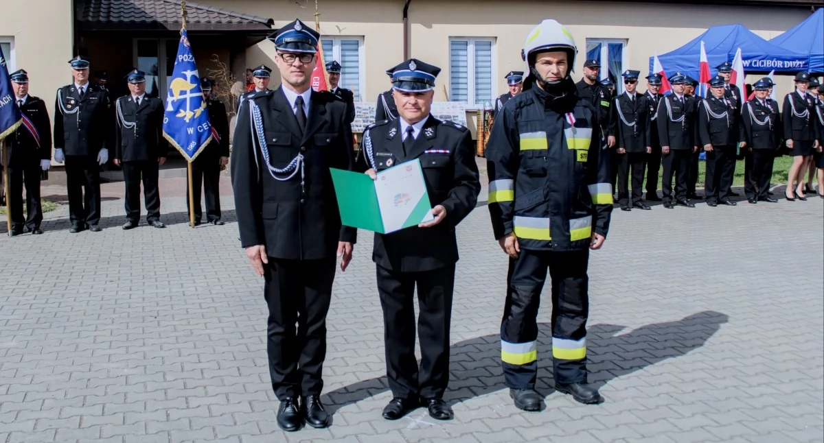 Przekazanie nowego samochodu ratowniczo-gaśniczego dla OSP Cicibór Duży podczas obchodów 100-lecia jednostki