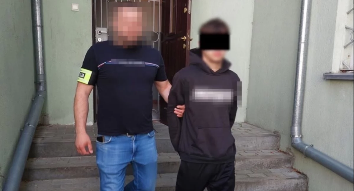 18-latek ukradł auto z otwartego parkingu. Kluczyki były w środku