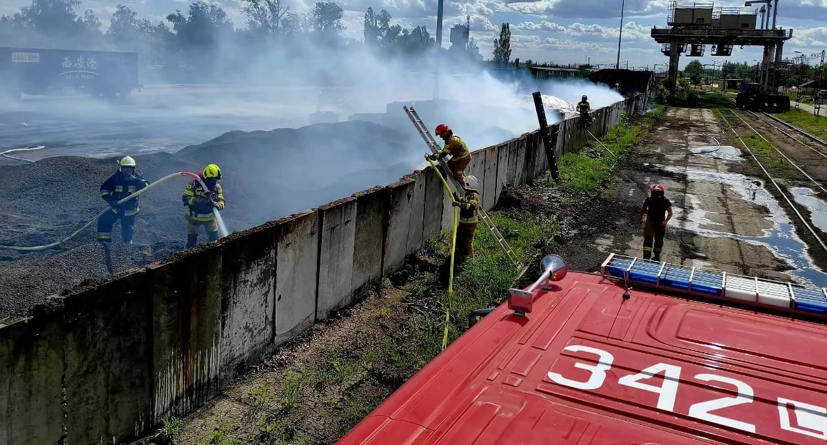 Groźny pożar w Małaszewiczach. Samozapalenie 300 ton pelletu na terenie PKP Cargo