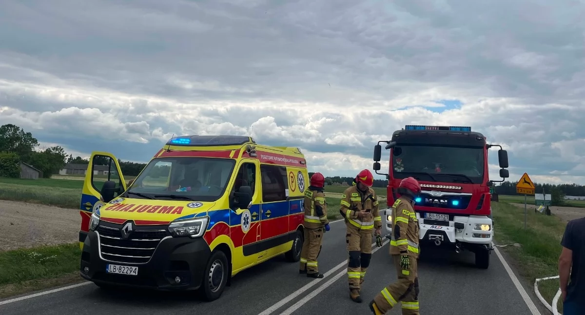 Groźny wypadek na DK-63. Bus przewrócił się po zderzeniu. Na miejsce skierowano śmigłowiec LPR