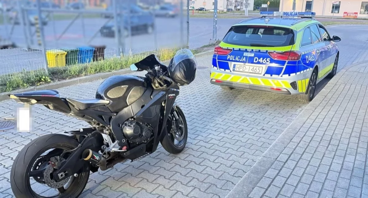 Jechał motocyklem na jednym kole. 24-latek stracił prawo jazdy