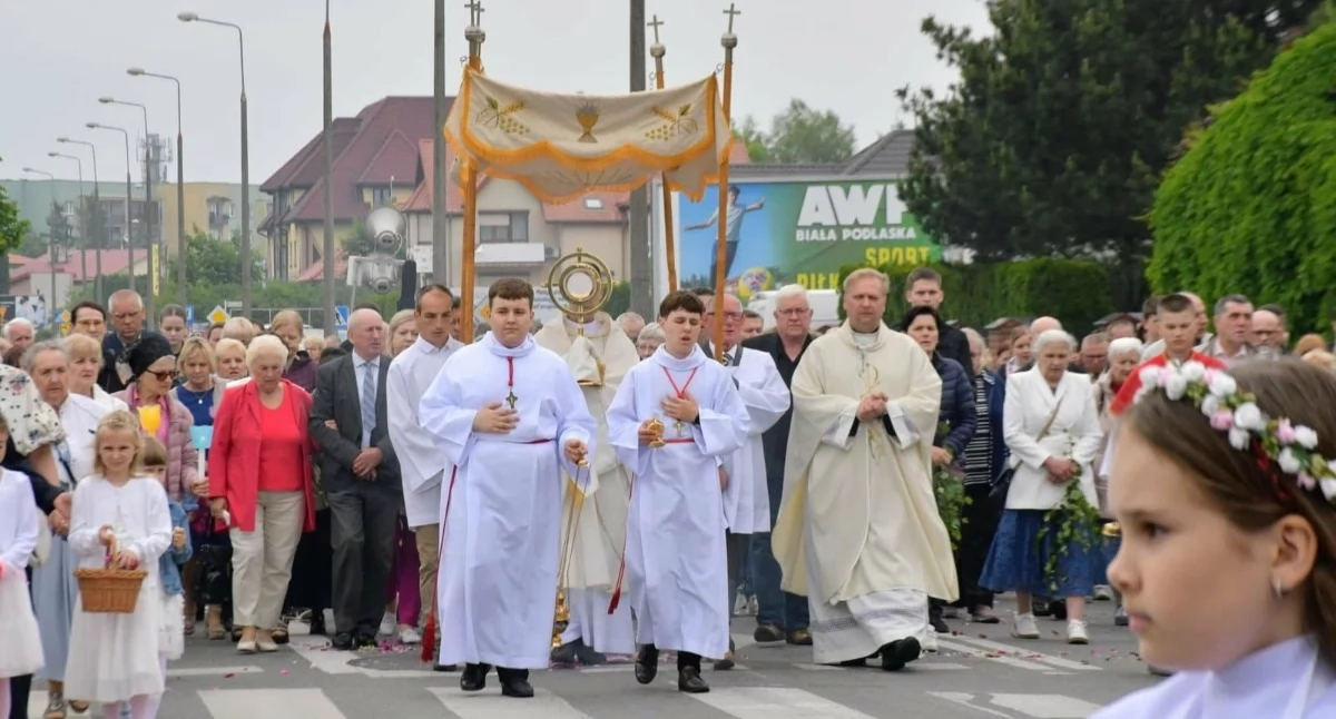 Wierni wyszli na ulice Białej Podlaskiej. Tak parafia bł. Honorata Koźmińskiego obchodziła Boże Ciało