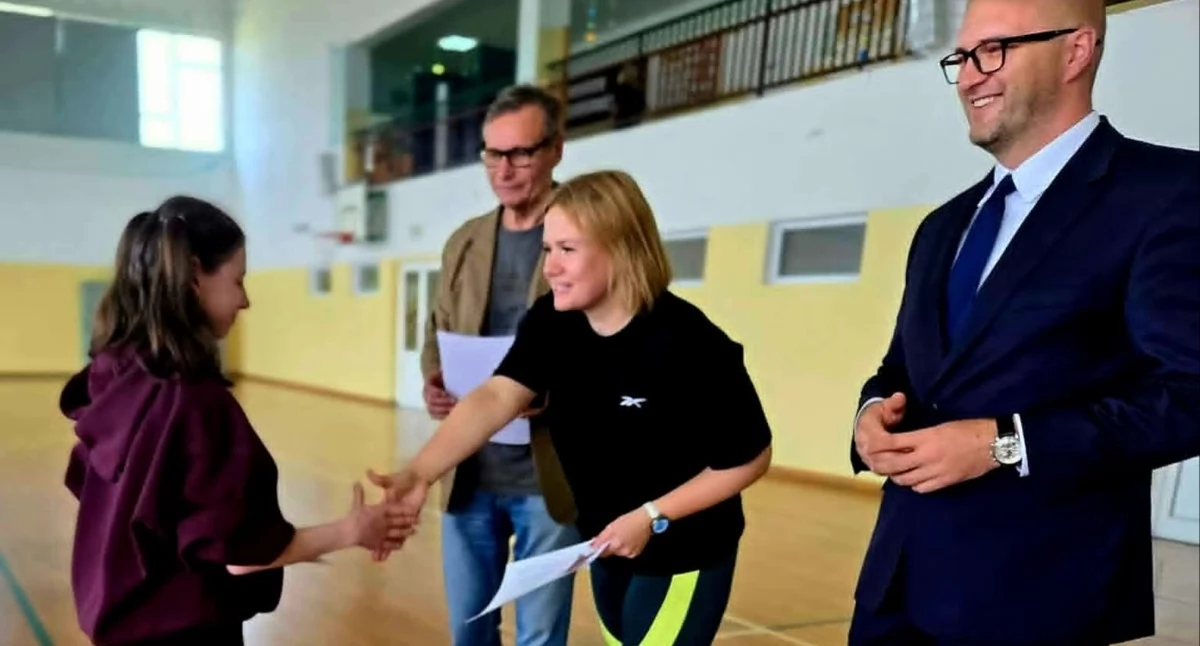Sportowe emocje i integracja! Styrzyniec zdobywa Puchar Wójta w Gminnych Międzyszkolnych Zawodach w Piłce Siatkowej w Gminie Biała Podlaska