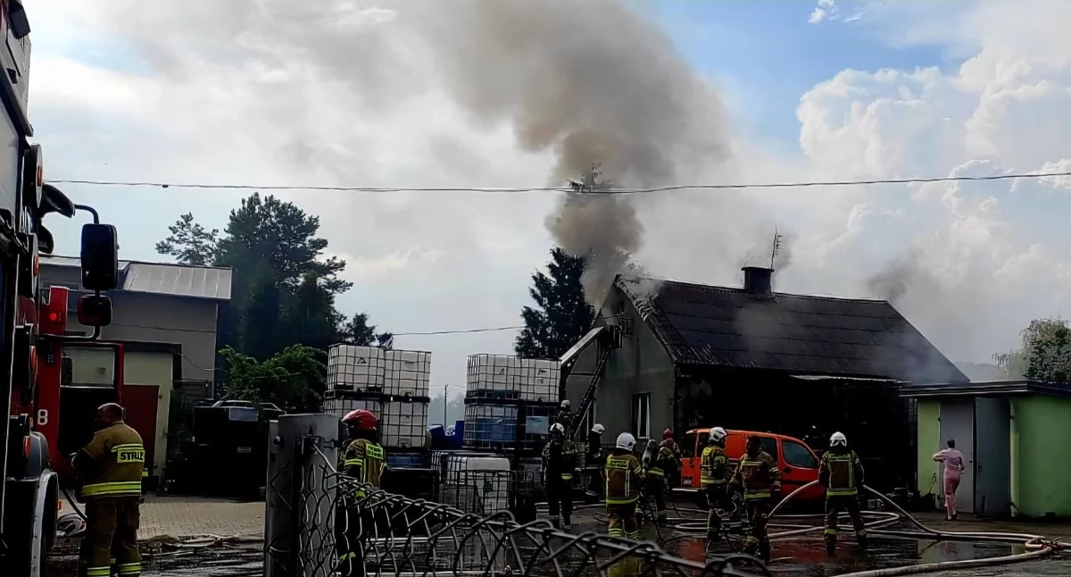 Zerwany dach przy ul. Targowej i pożar w Rzeczycy. Straty sięgają 320 tys. zł, burza postawiła na nogi strażaków z Międzyrzeca Podlaskiego