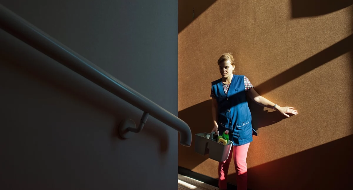     Codzienność w obiektywie. Wystawa „Hotel” w Bialskiej Galerii Fotografii