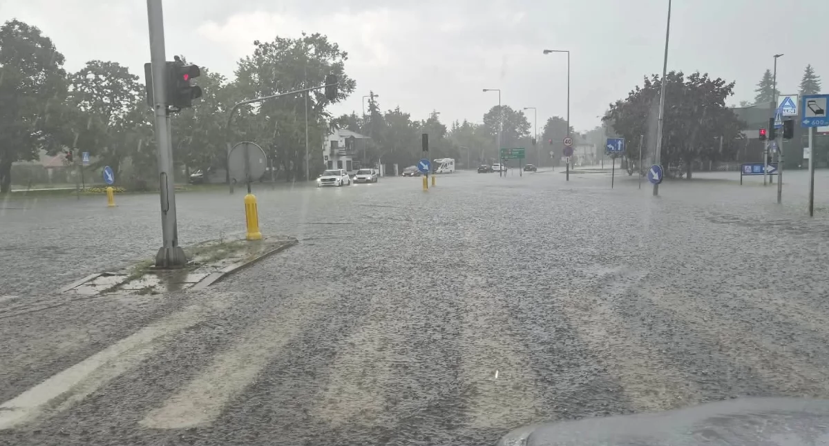 Zalane drogi i utrudniony ruch w Białej Podlaskiej. Kierowcy muszą zachować szczególną ostrożność