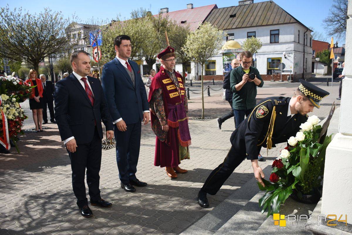 Złożenie kwiatów pod tablicą Marszałka Józefa Piłsudskiego w Białej Podlaskiej