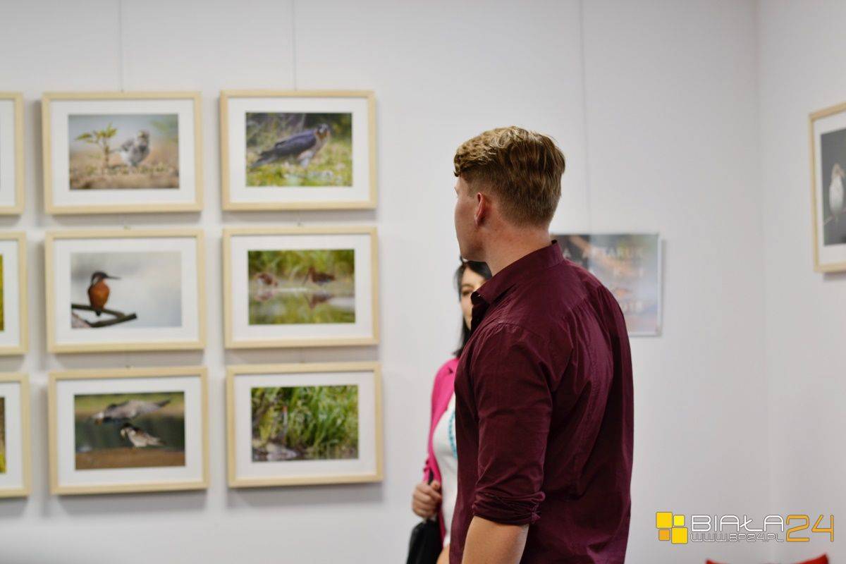 Wernisaż wystawy fotograficznej "Ptaki" Kuby Aftaruka