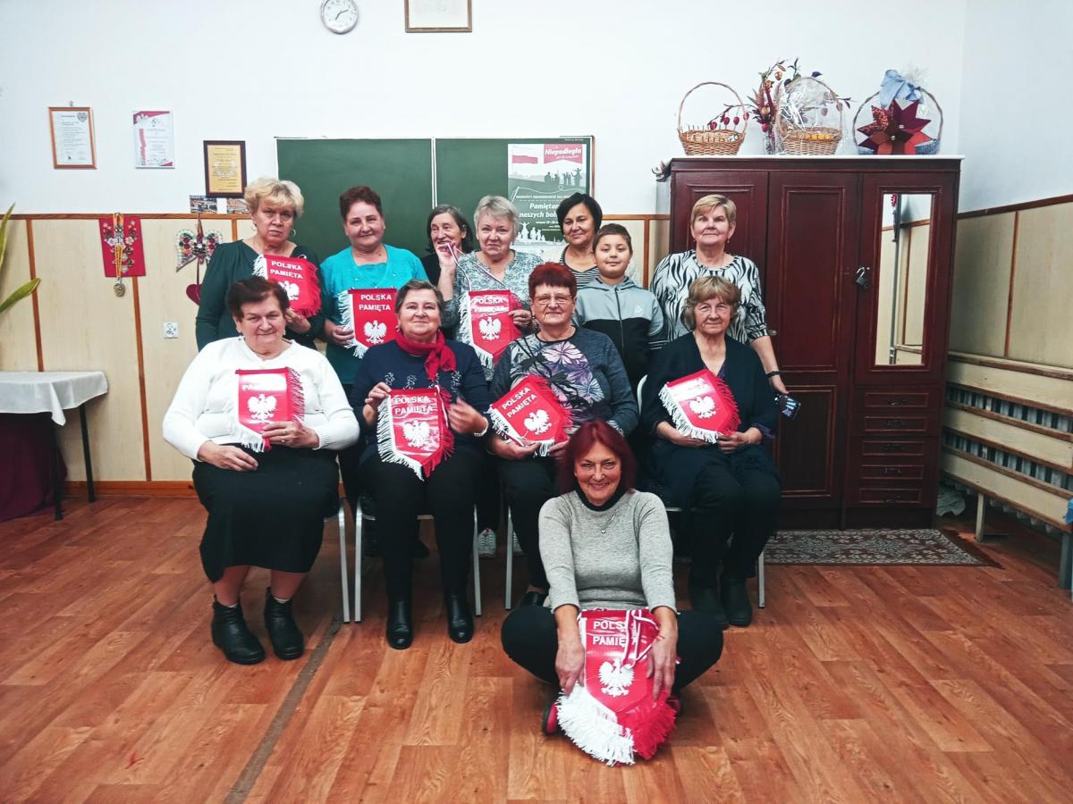 Seniorzy wykonali ozdoby niepodległościowe