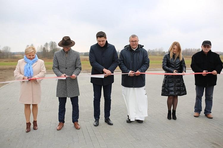 Nowy i oświetlony parking przy cmentarzu parafialnym