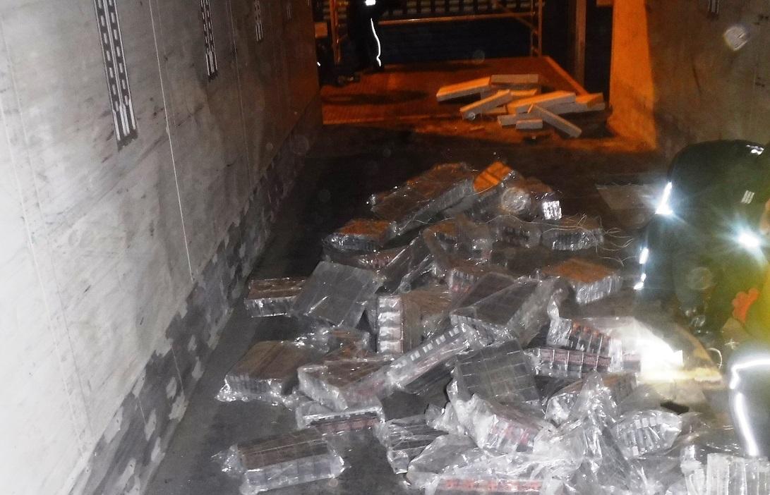 Próbowali przemycić ponad 50 tysięcy paczek papierosów