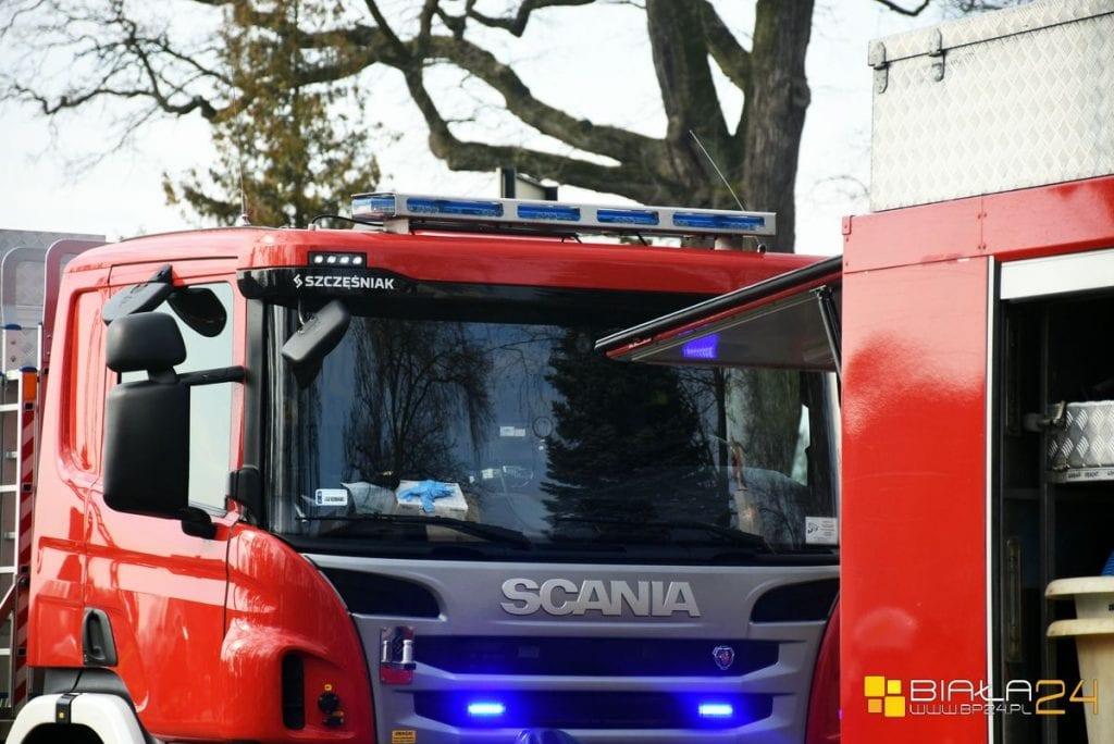 Ratowali go przechodnie i strażacy. Zmarł na chodniku 