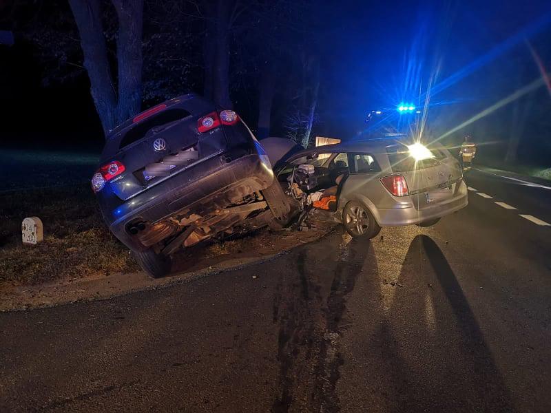 Zderzyli się tuż za wiaduktem. Kobieta była zakleszczona w aucie 