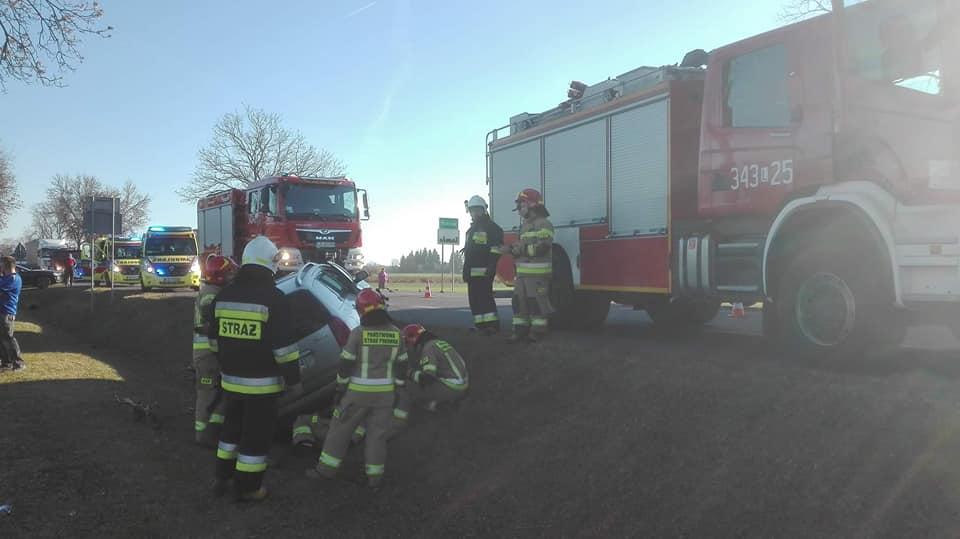 Zderzył się z ciężarówką. Został uwięziony we wraku auta 
