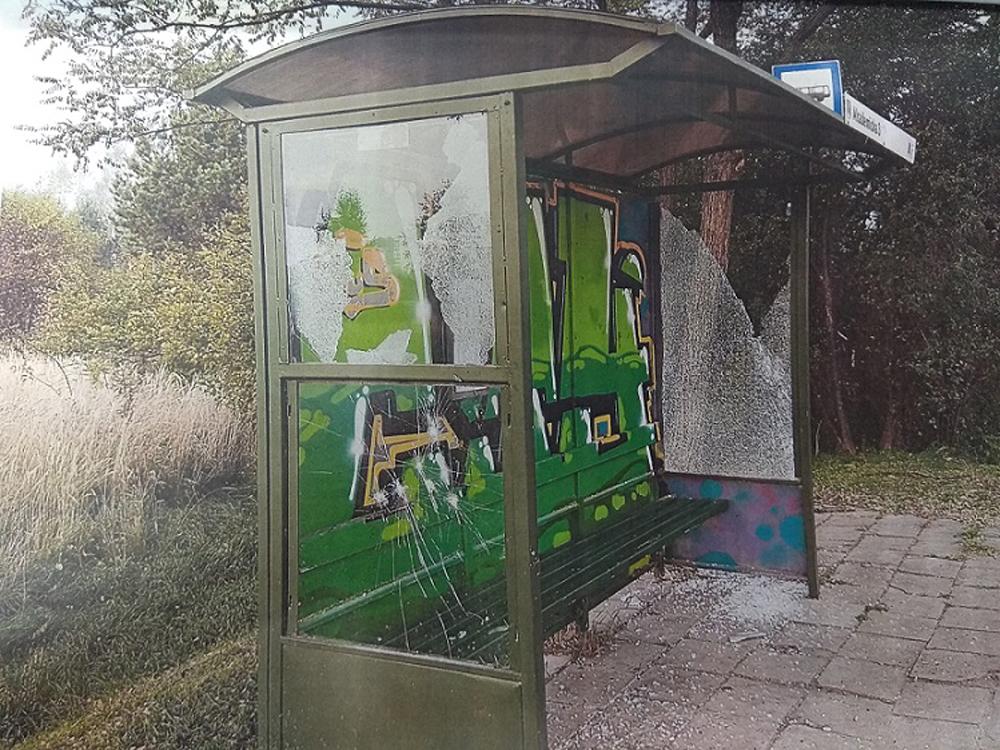 Ukradli młotek bezpieczeństwa. Wybili nim szybę na przystanku 