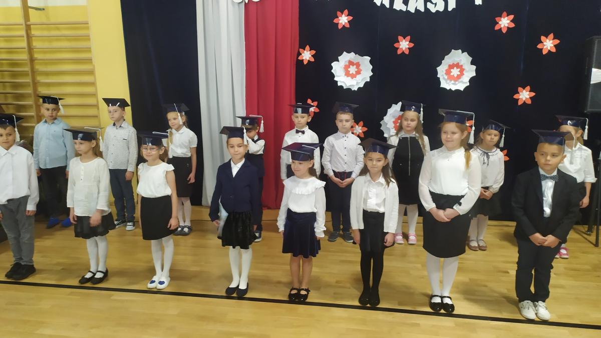 Najmłodsi uczniowie po uroczystym pasowaniu