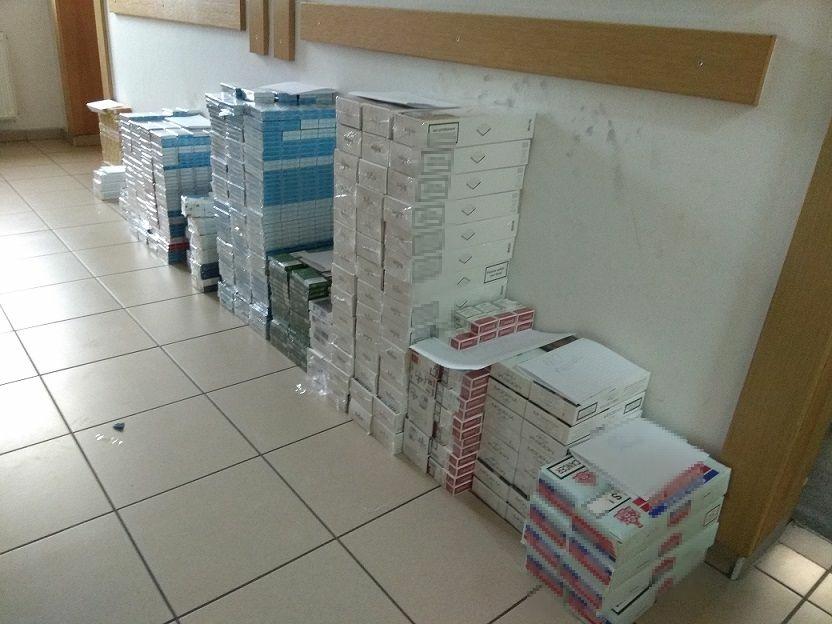 Weszli do mieszkania. Znaleźli papierosy bez akcyzy i narkotyki