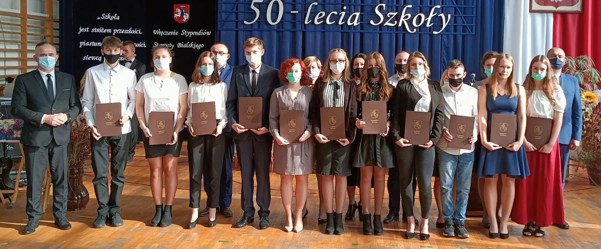Prawie 200 uczniów otrzymało stypendia od powiatu 