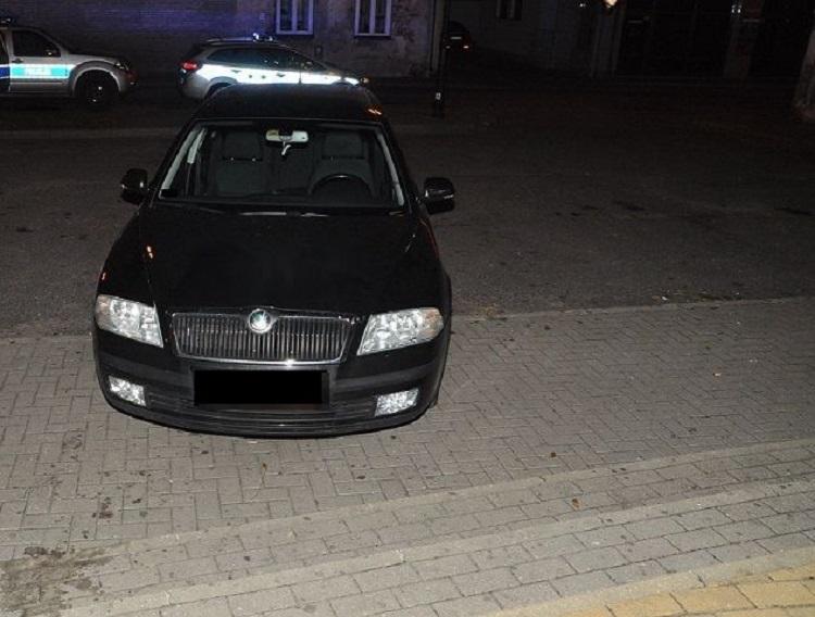 On jej pomagał. 19-latka przygniotła go do schodów budynku