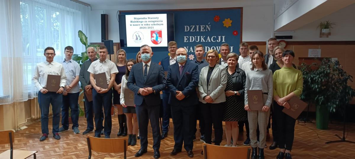 Odebrali stypendia od bialskiego starosty