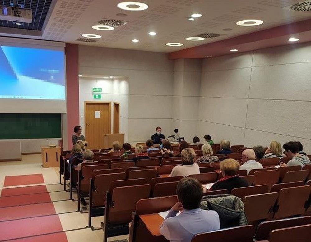 Pogadanki nie tylko dla dzieci. Policjanci wygłosili prelekcję seniorom 