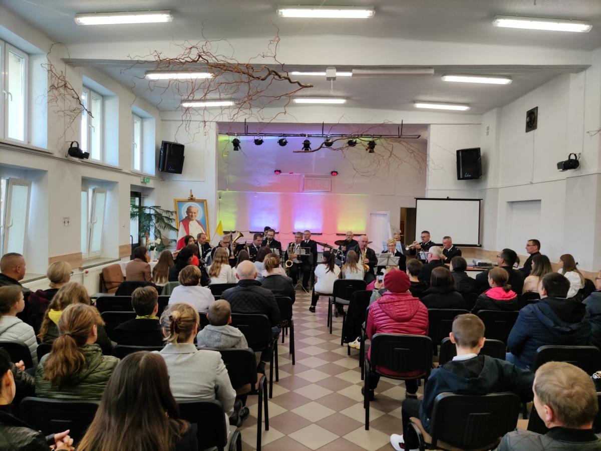 Śpiewali i grali na cześć papieża. Na koniec zjedli kremówki