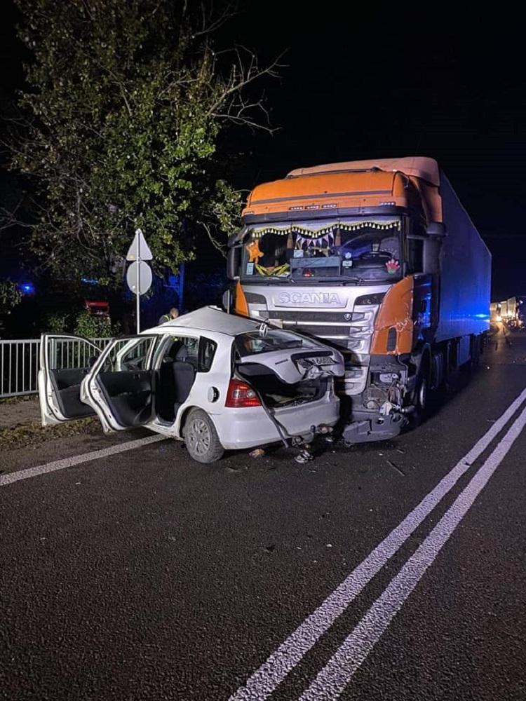 Wyjechał z drogi powiatowej wprost pod ciężarówkę. Trzy osoby poszkodowane [ZDJĘCIA]
