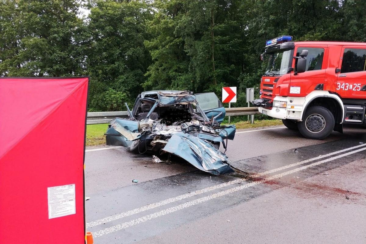 Próbował uniknąć zderzenia czołowego. Kierowca osobówki nie żyje 