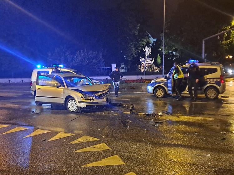 Zderzyli się na skrzyżowaniu. BMW zatrzymało się kilkadziesiąt metrów dalej 