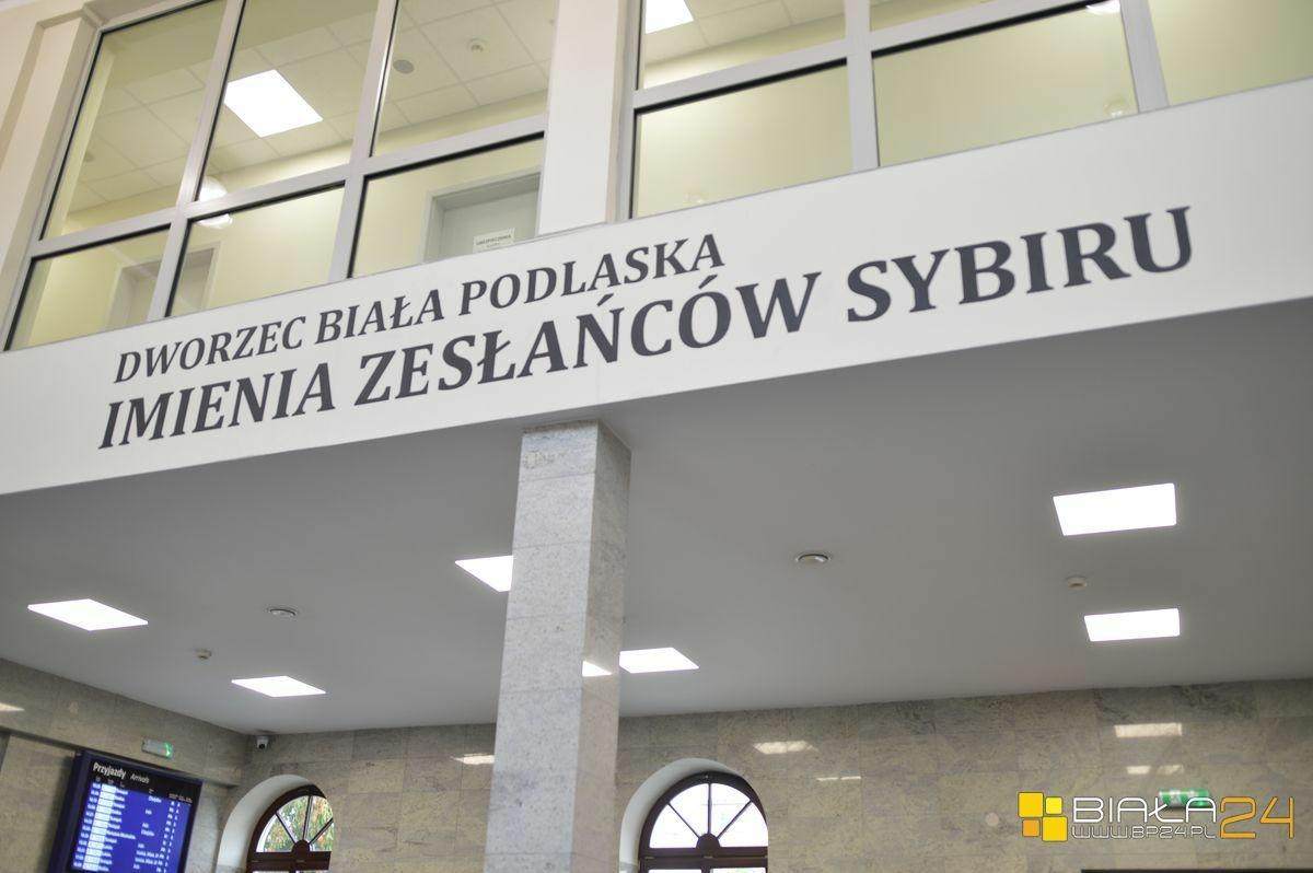 To tu postawili swoje pierwsze kroki po zesłaniu. Nadano imię bialskiemu dworcowi