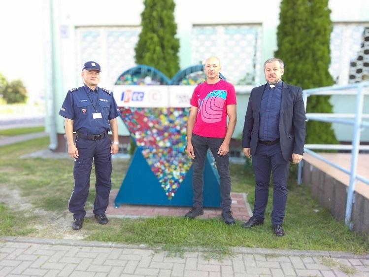 Niebieskie serce zapełniły nakrętki