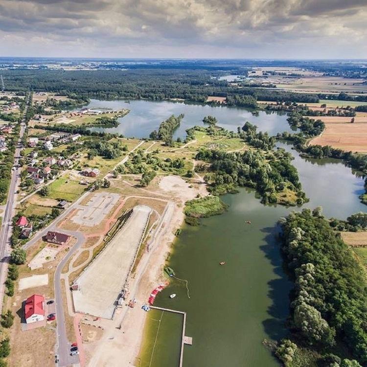 Klimatyczny piknik nad jeziorkiem 