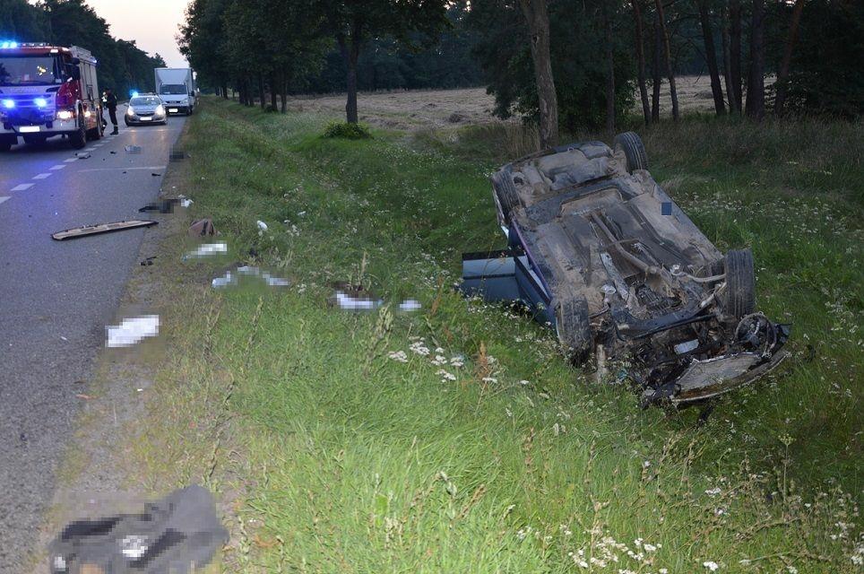  Wpadli do rowu przy „krajowej dwójce”. Auto prowadziła 18-latka