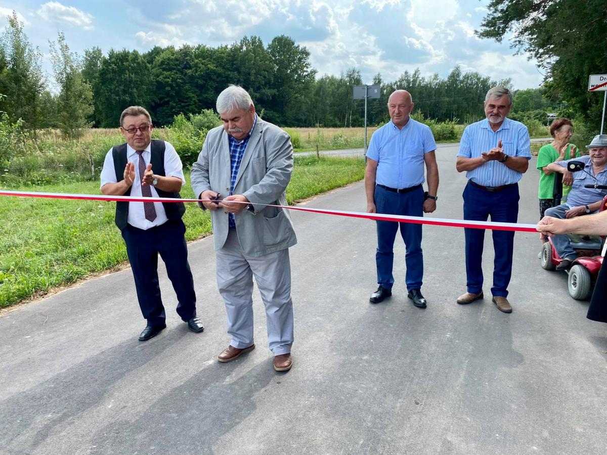 Młyniec doczekał się drogi. Mieszkańcy pomagali przy budowie