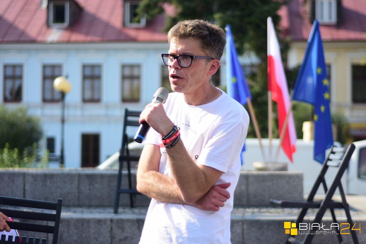 Tour de Konstytucja zawitało w mieście. Bialczanie rozmawiali z Tuleyą i Hermelińskim 