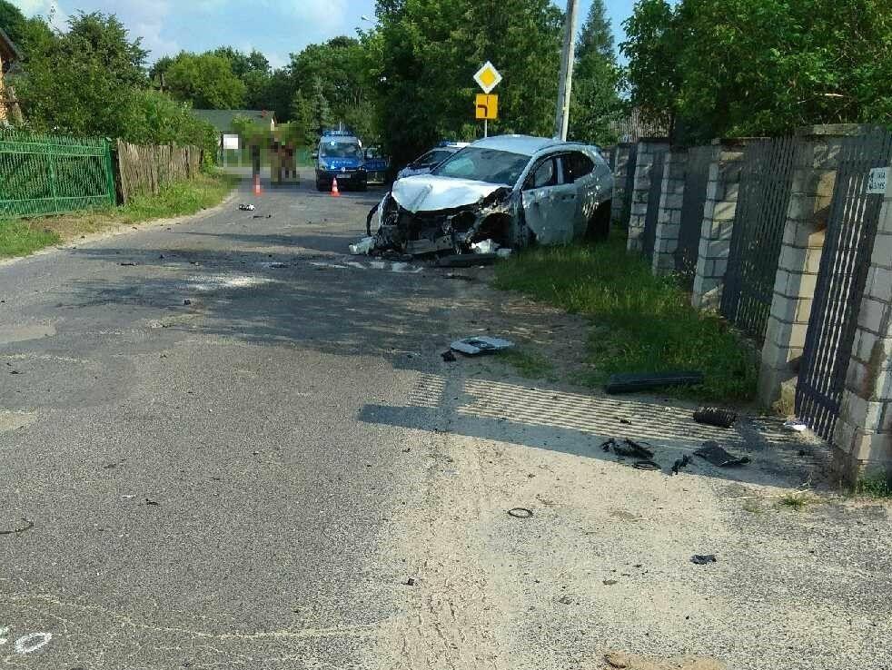 Pijany wjechał w znak i ogrodzenie. Został złapany koło lasu