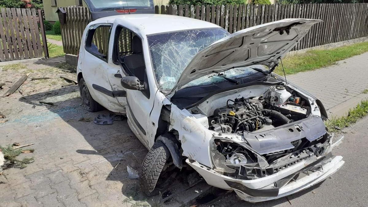 Kompletnie pijany zjechał z drogi i staranował ogrodzenie