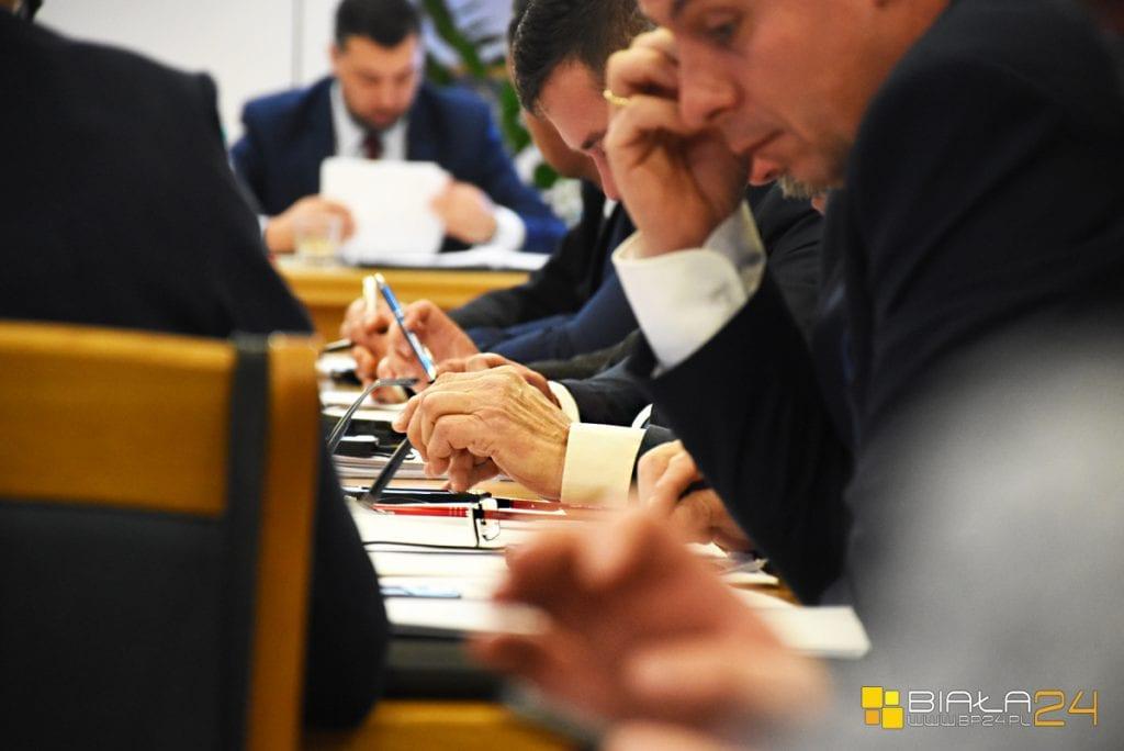 Prawica daje żółtą kartkę prezydentowi. Koalicja uważa to za polityczne działanie
