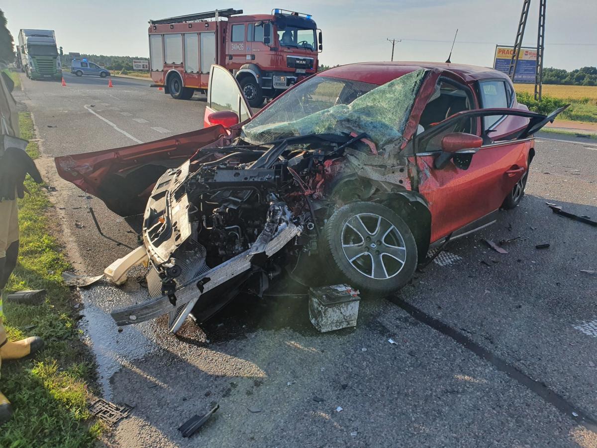 Poważny wypadek na DK2. Jeden z kierowców był uwięziony w aucie