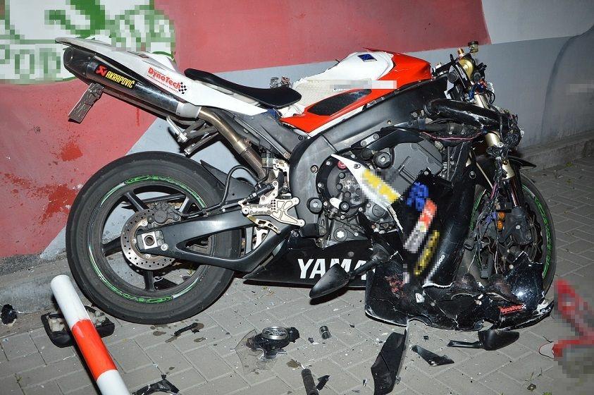 Motocyklista uderzył w mur. Nie miał uprawnień 