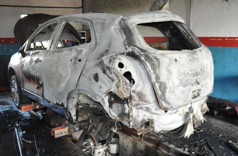 Auto zapaliło się w warsztacie. Straty są liczone w dziesiątkach tysięcy