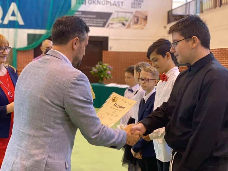 Pamiętają o patronie. Postawili ławeczkę dla wytchienia