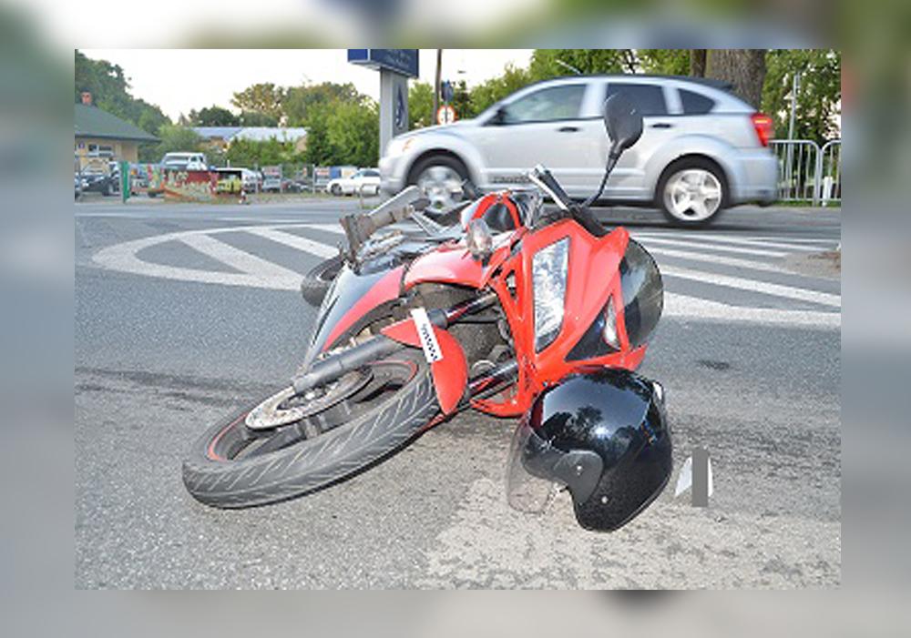 Uderzył motocyklem w auto przepuszczające pieszych