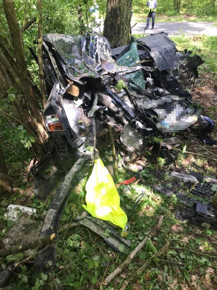 Tragedia na łuku drogi. Mężczyzna zginął uderzając w drzewo