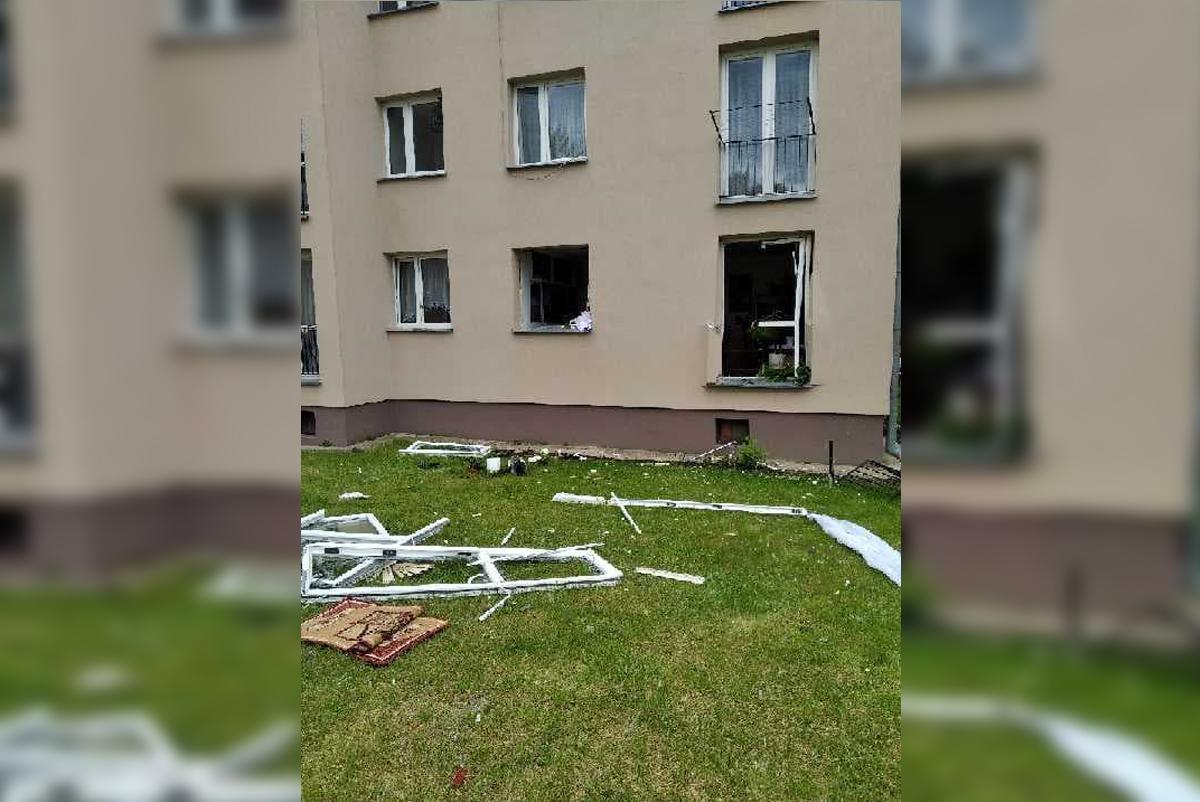Wybuch wyrwał drzwi i okna ze ścian. Dwie osoby są ranne 